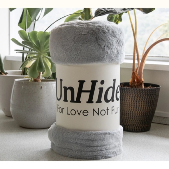 Unhide Other - New NWT Unhide Lil Marsh Marshmallow Soft Faux Fur Small Blanket Throw Silver